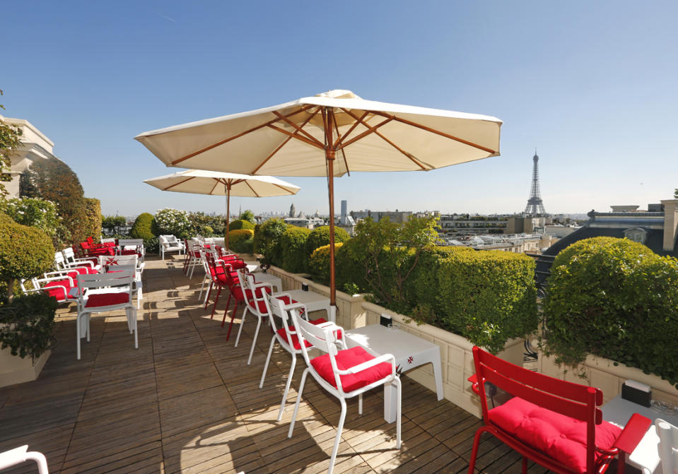 <p> A quelques pas des boutiques de luxe se trouve « La Terrasse », une petite bulle d’élégance dans cet hôtel cinq étoiles inauguré en 1925. Ouverture le 1er juin.<br> Hôtel Raphael, 17 avenue Kléber - 75016 Paris<br><a href="http://www.leshotelsbaverez.com/fr/home/raphael/" rel="nofollow noopener" target="_blank" data-ylk="slk:> Consultez le site officiel;elm:context_link;itc:0;sec:content-canvas" class="link ">> Consultez le site officiel</a></p><br><br><a href="https://www.elle.fr/Loisirs/Sorties/Bars/Rooftop-Paris#xtor=AL-541" rel="nofollow noopener" target="_blank" data-ylk="slk:Voir la suite des photos sur ELLE.fr;elm:context_link;itc:0;sec:content-canvas" class="link ">Voir la suite des photos sur ELLE.fr</a><br><h3> A lire aussi </h3><ul><li><a href="https://www.elle.fr/Loisirs/Sorties/Bars/terrasse-couverte#xtor=AL-541" rel="nofollow noopener" target="_blank" data-ylk="slk:Terrasse couverte : quels restaurants et bars pour les jours de pluie ?;elm:context_link;itc:0;sec:content-canvas" class="link ">Terrasse couverte : quels restaurants et bars pour les jours de pluie ?</a></li><li><a href="https://www.elle.fr/Loisirs/Sorties/Bars/terrasses-branchees-France#xtor=AL-541" rel="nofollow noopener" target="_blank" data-ylk="slk:15 adresses où se retrouver en terrasse;elm:context_link;itc:0;sec:content-canvas" class="link ">15 adresses où se retrouver en terrasse</a></li><li><a href="https://www.elle.fr/Loisirs/Evasion/Les-terrasses-enfin-Six-adresses-au-top#xtor=AL-541" rel="nofollow noopener" target="_blank" data-ylk="slk:Les terrasses, enfin ! Six adresses au top !;elm:context_link;itc:0;sec:content-canvas" class="link ">Les terrasses, enfin ! Six adresses au top !</a></li><li><a href="https://www.elle.fr/Loisirs/Sorties/Restaurants/restaurant-terrasse-Paris#xtor=AL-541" rel="nofollow noopener" target="_blank" data-ylk="slk:Restaurant terrasse Paris : nos meilleures adresses;elm:context_link;itc:0;sec:content-canvas" class="link ">Restaurant terrasse Paris : nos meilleures adresses</a></li><li><a href="https://www.elle.fr/Astro/Horoscope/Quotidien#xtor=AL-541" rel="nofollow noopener" target="_blank" data-ylk="slk:Consultez votre horoscope sur ELLE;elm:context_link;itc:0;sec:content-canvas" class="link ">Consultez votre horoscope sur ELLE</a></li></ul>