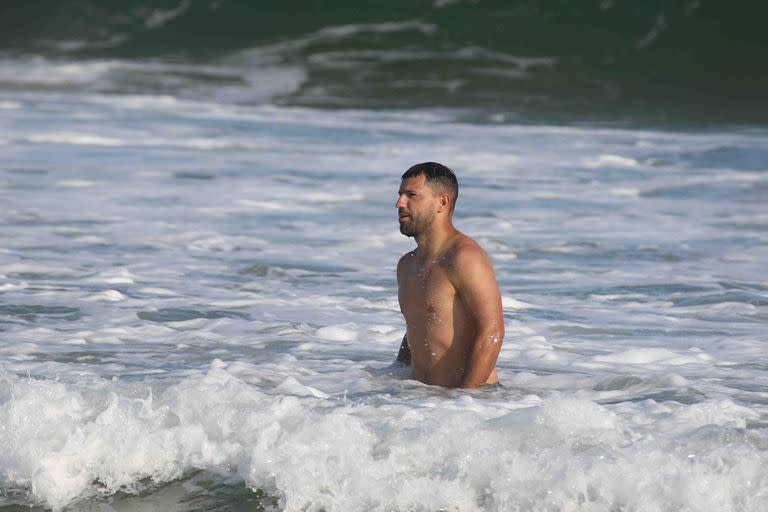 El exfutbolista se metió al mar varias veces durante la tarde