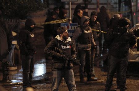 Police officers stand guard at the scene of a bomb blast in Istanbul January 6, 2015. REUTERS/Osman Orsal