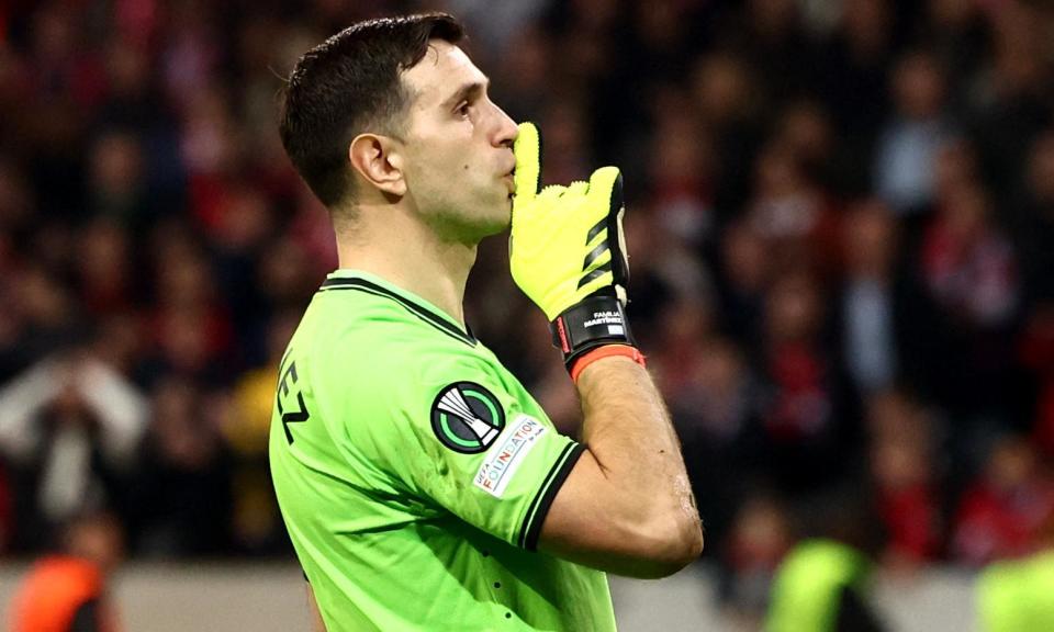 <span>Emiliano Martínez shushes the crowd after saving Nabil Bentaleb’s penalty.</span><span>Photograph: Stéphanie Lecocq/Reuters</span>