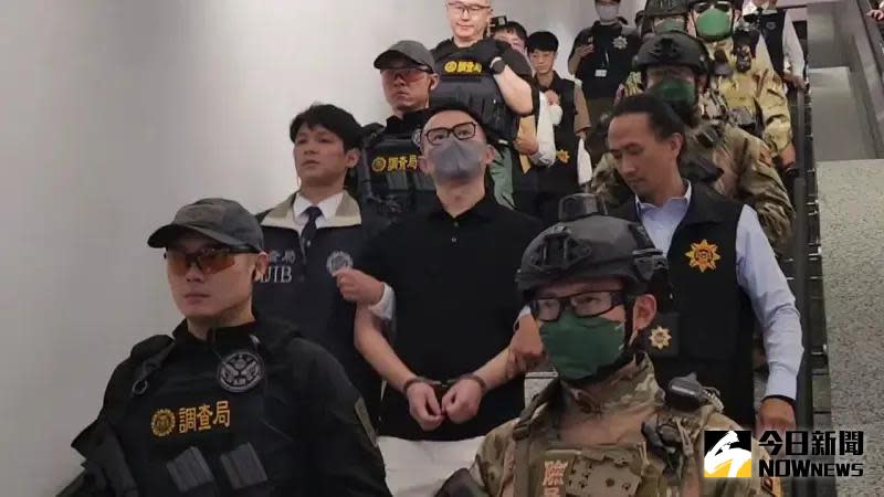 ▲外逃通緝犯郭哲敏抵達桃園機場，在警方荷槍實彈下押解至新北地檢署（圖／讀者提供，2023.08.10）