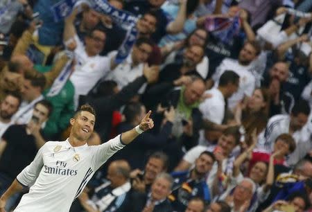 Foto del martes del delantero del Real Madrid Cristiano Ronaldo celebrando tras marcar su primer gol ante el Atlético. 2/5/17 El delantero Cristiano Ronaldo hizo crecer el martes su leyenda en la Liga de Campeones al marcar una tripleta para que el monarca defensor Real Madrid golee 3-0 al Atlético de Madrid como local por las semifinales de la competencia. Reuters / Paul Hanna