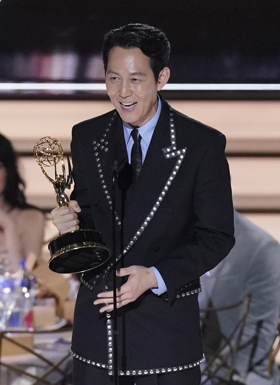 El actor sudcoreano Lee Jung-jae recibe el Emmy a mejor actor en una serie de drama por "Squid Game" en la 74a entrega de los Premios Emmy el lunes 12 de septiembre de 2022 en el Teatro Microsoft en Los Angeles. (Foto AP/Mark Terrill)