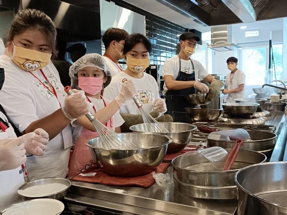 醒吾科大餐飲系學生與夏令營學員一同製作甜點（孩要幸福一夏粉專提供）