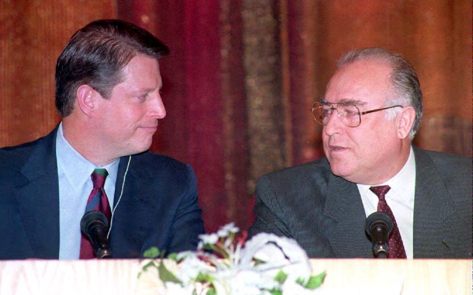 El primer ministro ruso, Viktor Chernomyrdin (derecha), y el vicepresidente estadounidense, Al Gore, aparecen en una conferencia de prensa el 16 de diciembre de 1993. Estados Unidos y Rusia firmaron una serie de acuerdos espaciales y de inversión, incluido uno que convierte a Rusia en socio del proyecto de la estación espacial internacional.  El vicepresidente también criticó al líder nacionalista Vladimir Zhirinovsky, diciendo 