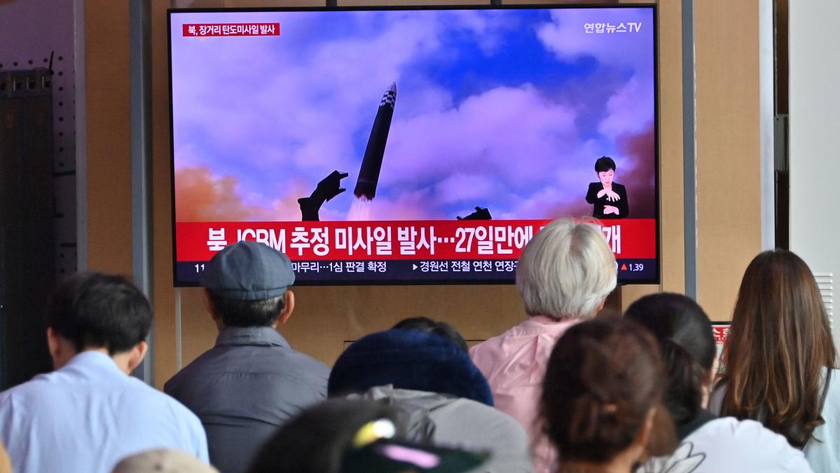 北朝鮮、記録破りの74分間の飛行で大陸間弾道ミサイルを発射