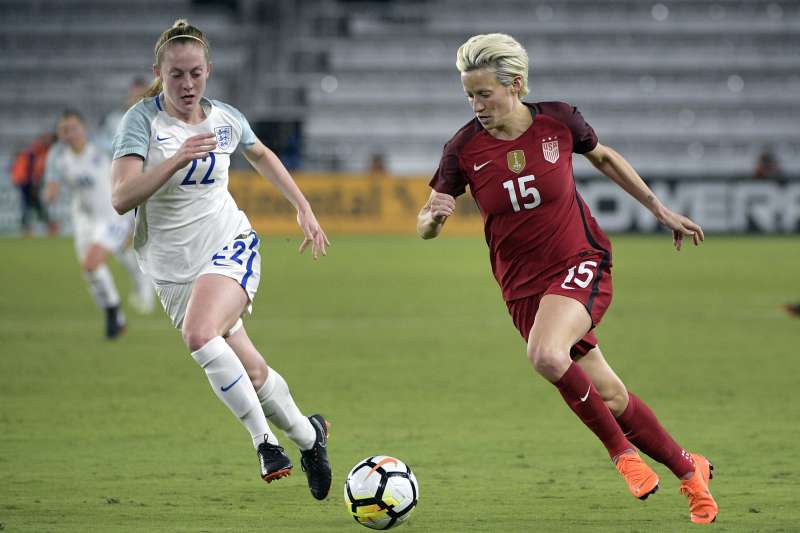 美國國家女子足球隊中場瑞比露（Megan Rapinoe，右）對上巴西隊。(美聯社)