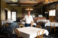 Mark Martin posa dentro del hotel Brookville en Abilene, Kansas, que ha tenido que ser cerrado de manera permanente por el coronavirus. (REUTERS/Arin Yoon)