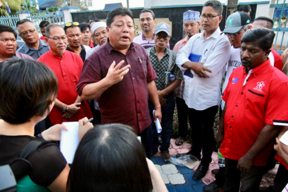 Johor Parti Pribumi Bersatu Malaysia (Bersatu) chief Mazlan Bujang (centre) during a media conference outside the Bandar Dato’ Onn police station after lodging his counter report August 24, 2019.  — Picture by Ben Tan