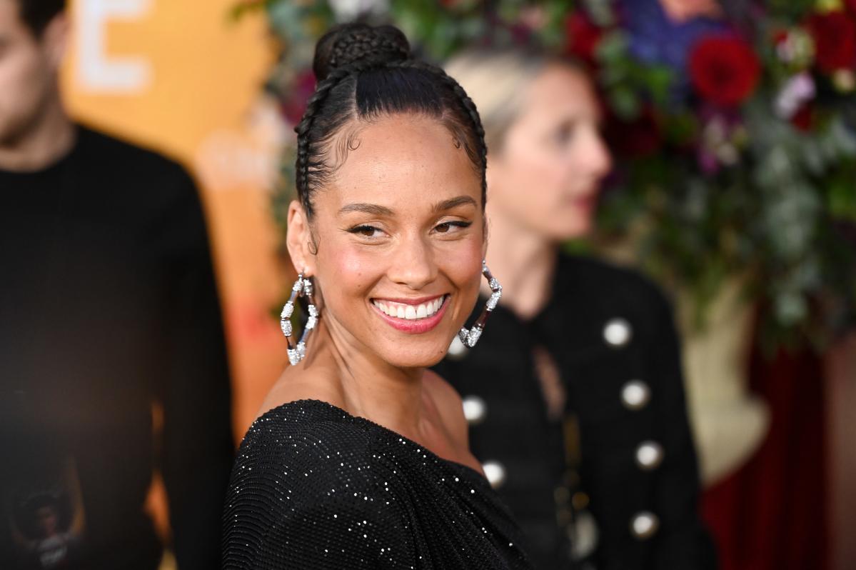 Alicia Keys’s Ridiculously High Side Ponytail Is Taking Me Back to Elementary School
