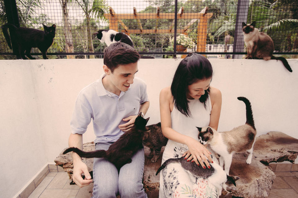 Brazilian couple Karina Setani and Renato Fernandes took their engagement photos at an animal shelter.&nbsp; (Photo: <a href="https://www.triadeimagem.com/" target="_blank">Triade Imagem</a>)