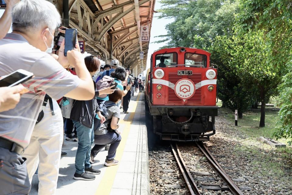 阿里山林鐵今日10時從嘉義站開出首班車，車頭皆會懸掛紀念車頭牌。   圖：阿里山林鐵文資處／提供