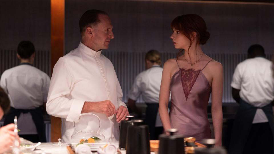 Ralph Fiennes und Anya Taylor-Joy spielen die Hauptrollen in der geschmackvollen Horror-Satire "The Menu". (Bild: Searchlight Pictures/Disney)