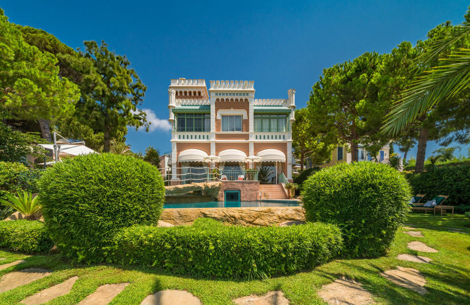 Légendaire. Il s’agit, sans nul doute, de la villa la plus iconique et historique de la Côte d’Azur et plus particulièrement d’Antibes. La propriété surnommée « La Vigie » bénéficie d’un emplacement géographique qui a fait, en partie, son succès. Située en front de mer, elle se trouve entre la riche végétation de La Pinède de Juan Les Pins et l’agitation des villes de Cannes et Nice. En ce mois d’août, alors que l’on rêve de paysages nouveaux, celle qui a été le refuge de peintures, écrivains et chanteurs a ouvert ses portes à l’occasion de sa mise en vente par l’agence immobilière britannique Knight Frank. En déboursant 27 millions d’euros, vous aurez alors la possibilité de fouler le même sol (en marbre) que des artistes de renommée mondiale, qui ont fait la réputation de cette villa néogothique dont la décoration luxueuse est à couper le souffle. Une décoration plus forcément au goût du jour avec son mélange de style et d’époque un peu ostentatoire.À lire aussi >> Visite Guidée : cette villa ultra-moderne construite dans les années 20 va vous étonnerDans la villa de Picasso, Cocteau, Gide…Construite en 1912, la villa a été le refuge de Pablo Picasso en 1924. Le peintre avait installé son atelier dans l’annexe du domaine. Plusieurs de ces œuvres se sont inspirés des paysages et de l’architecture du sud de la France. L’artiste espagnol aurait même dessiné sur les murs des chambres et des salons de « La Vigie », œuvres qu’il a ensuite recouvertes d’une peinture blanche suite aux plaintes du propriétaire de l’époque. Dommage. La décoration aurait été parfaitement unique et inédite. Parmi les invités, on retrouve également les écrivains Jean Cocteau, André Gide et F. Scott Fitzgerald, mais aussi la meneuse de revue Mistinguett, icône du Moulin-Rouge, ou le chanteur Maurice Chevalier ainsi que des richissimes hommes d’affaires.Intérieur maximalisteSi l’histoire de la villa « La Vigie » est exceptionnelle, son intérieur et son extérieur le sont tout autant. Dans cette architecture néogothique de couleurs terreuses et blanches dévoile une décoration opulente. Motifs animaliers, végétaux, tapisseries de la Renaissance s’invitent sur les épais rideaux, les fauteuils et les canapés volumineux, au mur et au sol sur de larges tapis. Les espaces de réception que l’on découvre immédiatement en passant la porte profitent d’une superficie généreuse avec, notamment, des hauts plafonds. Cette adresse mythique possède huit chambres, sept salles de bains, plusieurs salons dont un avec un billard, un bar et un coin télévision et enfin, une cuisine splendide et une salle à manger.L’extérieur, tel un jardin de stars, est aménagé sur différents niveaux avec de multiples coins détente et coins repas. Les deux piscines, agencées aussi, en terrasse se surplombent. L’atout final ? Cet extérieur somptueux a un accès direct à la mer avec un ponton pour bateau et un hangar pour le ranger. Un lieu de rêve.