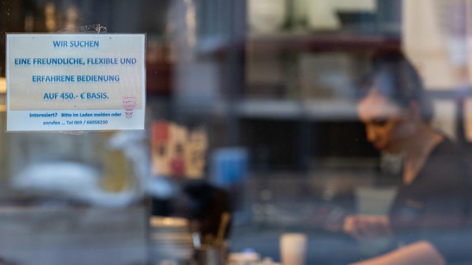 Immer öfter sind an Cafés und Restaurants Jobangebote wie dieses zu sehen. (Bild: dpa)