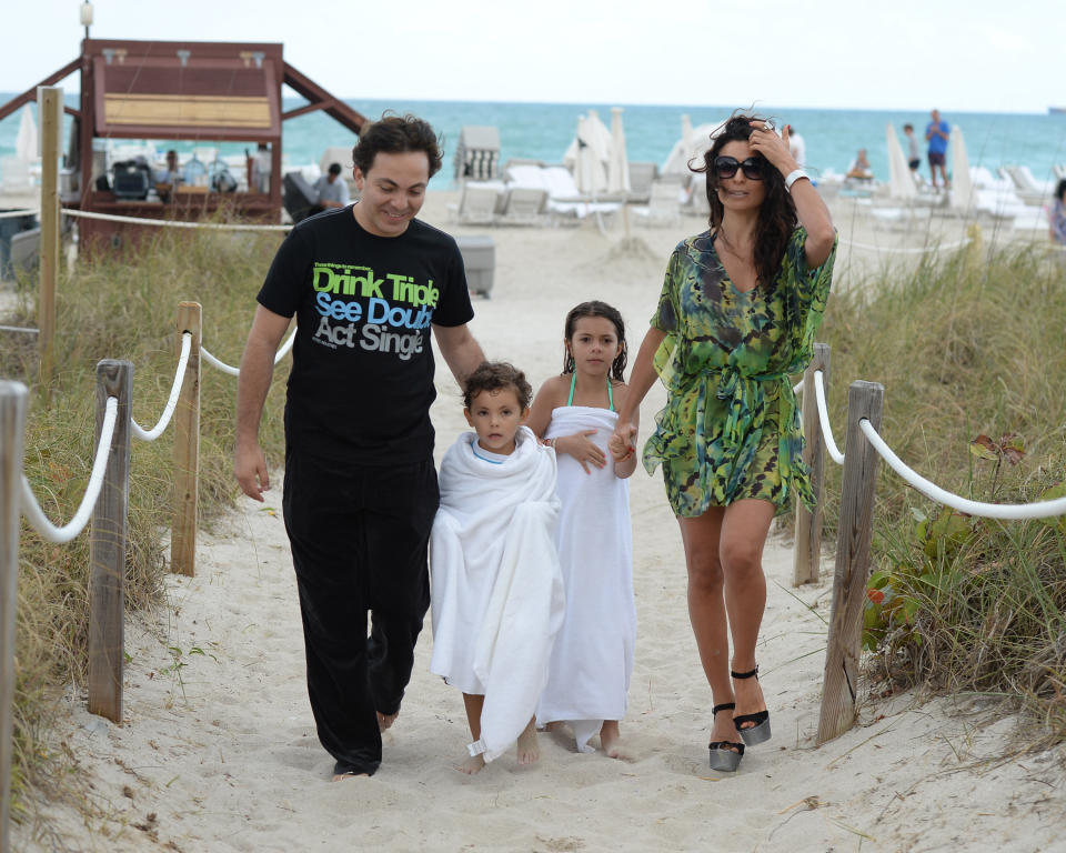 Cristian Castro, Valeria Liberman, y sus hijos Simone Castro y Mikhail Castro. (Photo by Uri Schanker/FilmMagic)