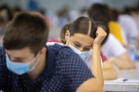 A este curso tan atípico los estudiantes han tenido que añadirle el uso de mascarillas y otros elementos para evitar la propagación del virus. (REUTERS/Marko Djurica)