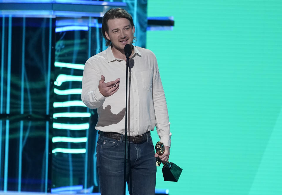 Morgan Wallen recibe el premio al mejor artista masculino de country durante la ceremonia de los Premios Billboard de la Música, el domingo 15 de mayo de 2022 en el MGM Grand Garden Arena en Las Vegas. (Foto AP/Chris Pizzello)
