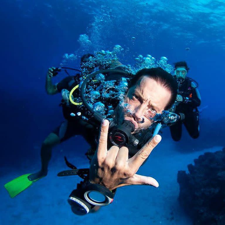 Francisco Delgado es instructor de buceo en México