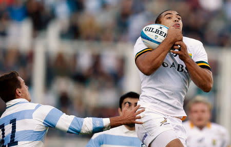 South Africa's Bryan Habana catches the ball under pressure from Argentina's Juan Imhoff during their rugby union test match in Buenos Aires August 15, 2015. REUTERS/Marcos Brindicci