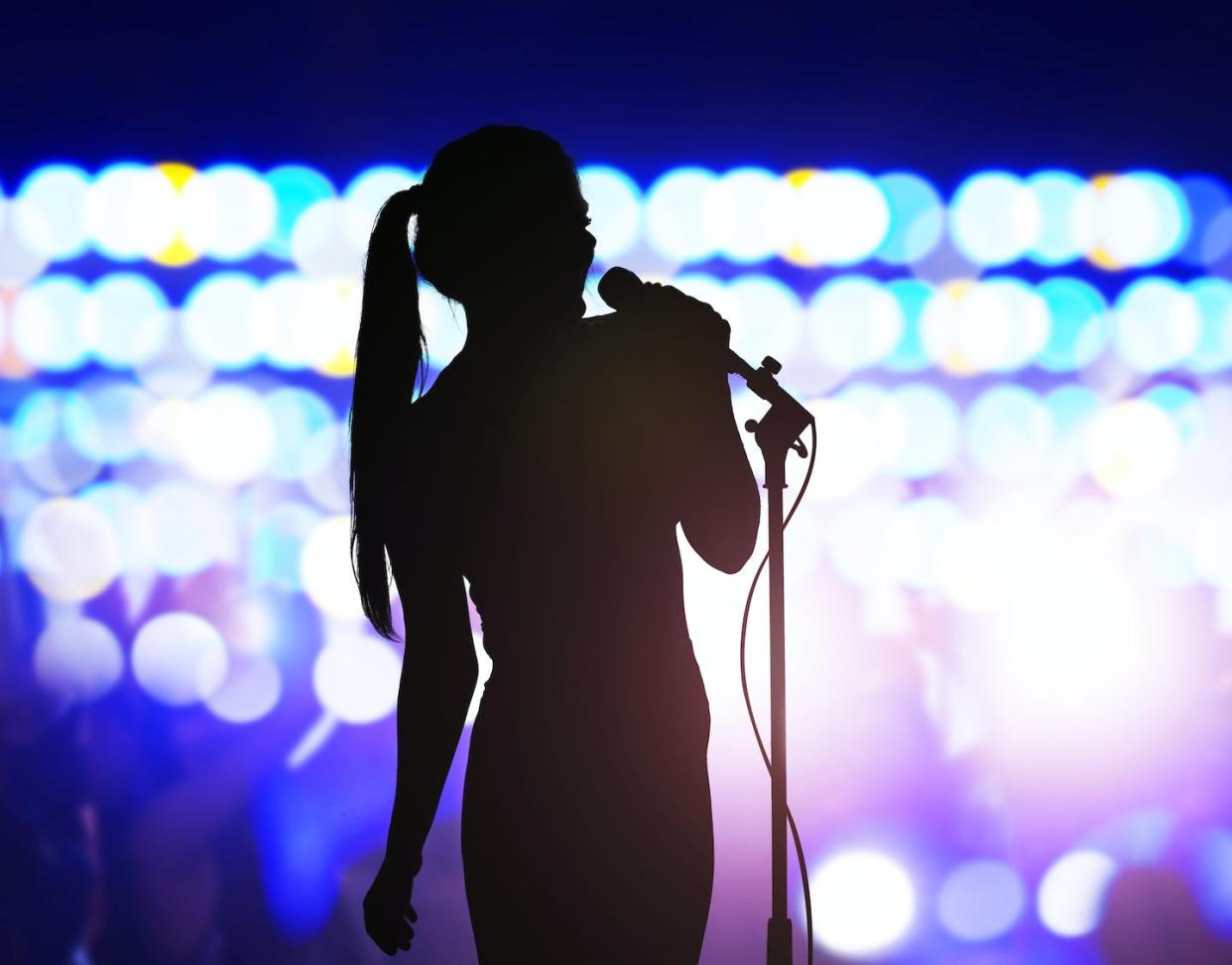 What makes improvised stage patter more appealing than a canned script? <a href="https://www.gettyimages.com/detail/photo/silhouette-of-woman-with-microphone-singing-on-royalty-free-image/1160645050" rel="nofollow noopener" target="_blank" data-ylk="slk:FangXiaNuo/E+ via Getty Images;elm:context_link;itc:0;sec:content-canvas" class="link ">FangXiaNuo/E+ via Getty Images</a>