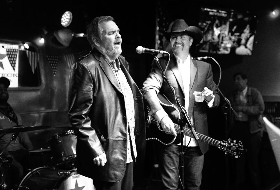 NASHVILLE, TENNESSEE - MARCH 27: (EDITORS NOTE: Image has been converted to black & white.) Singer Meat Loaf and country artist John Rich perform at Redneck Riviera Nashville on March 27, 2021 in Nashville, Tennessee. (Photo by Jason Kempin/Getty Images)