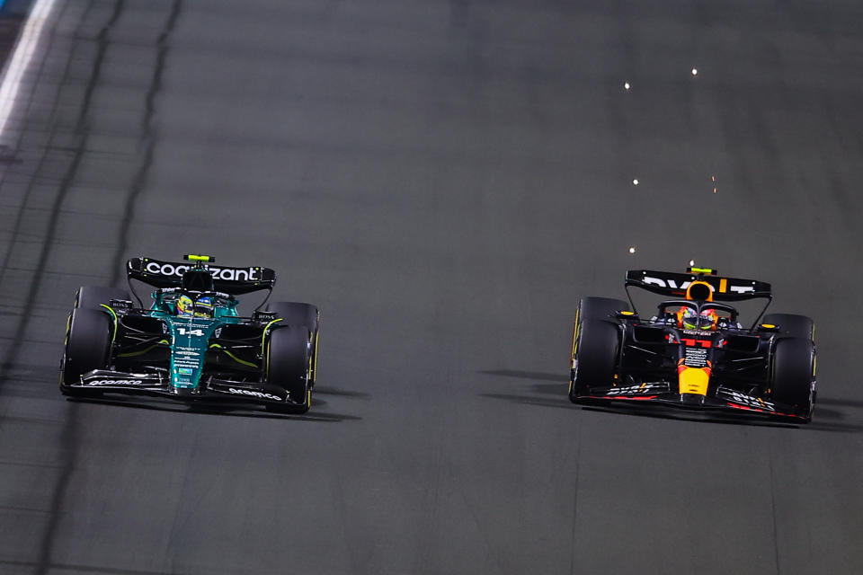 Fernando Alonso y Sergio Checo Pérez quien ganó en Jedda (Foto: Eric Alonso/Getty Images)