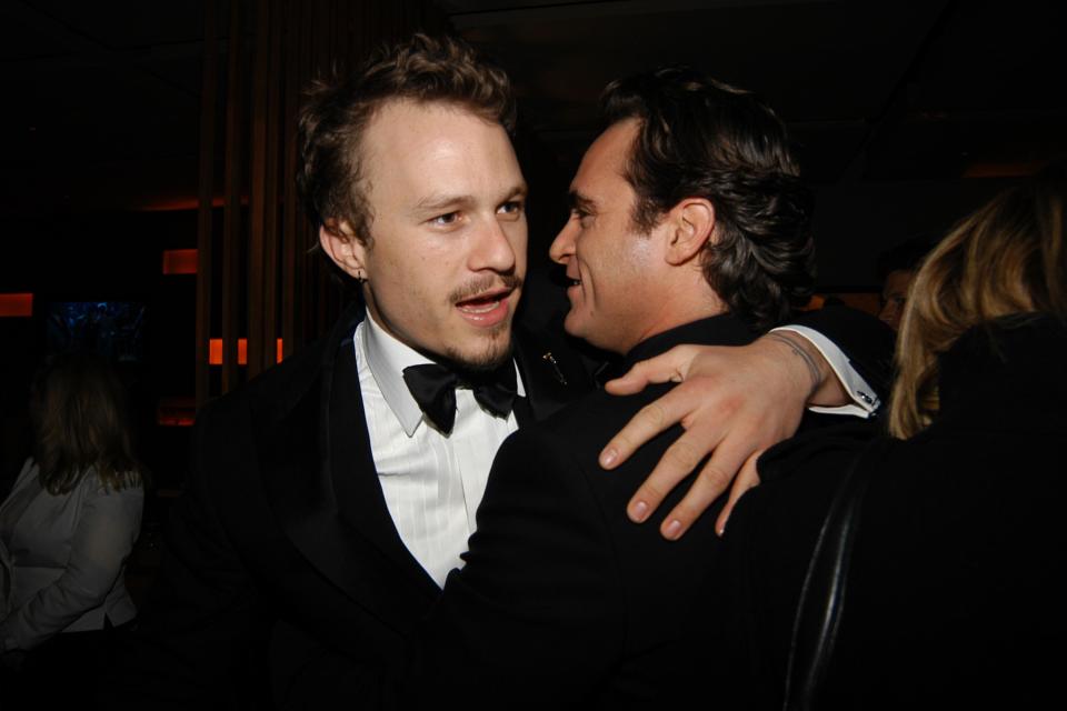 Heath Ledger y Joaquin Phoenix se cruzaron varias veces en la temporada de premios de 2006, como en la fiesta de los Oscar de Vanity Fair. (Foto de Patrick McMullan/Patrick McMullan via Getty Images)