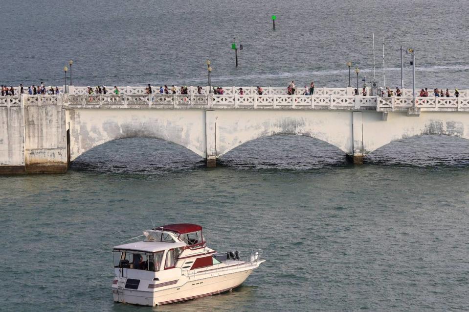 Algunos de los 12,000 corredores se dirigen hacia el oeste por el Viaducto Venetian en dirección a Miami mientras participan en el Maratón y Medio Maratón Life Time Miami, el domingo 29 de enero de 2023, en Miami, Florida.