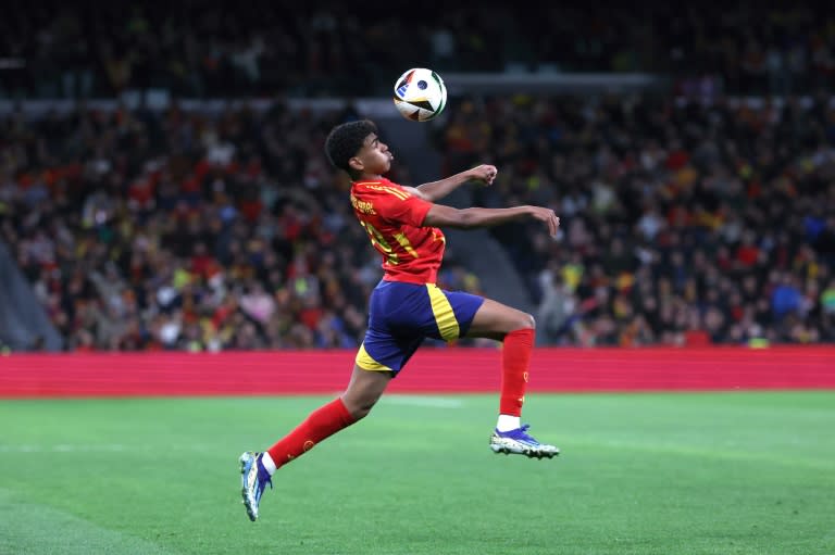 El delantero español Lamine Yamal controla un balón durante un partido amistoso contra Brasil, disputado en el estadio Santiago Bernabéu de Madrid el 26 de marzo de 2024 (Pierre-Philippe MARCOU)