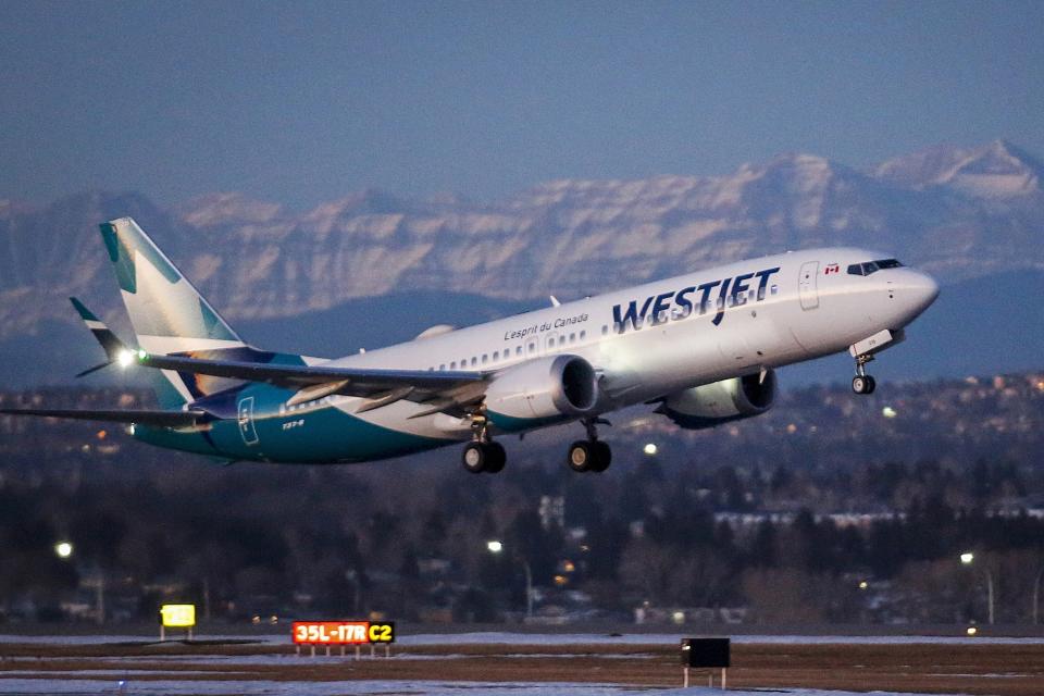 ARCHIVO - Un avión de WestJet despega en Calgary, Alberta, el 21 de enero de 2021. Mecánicos de la compañía aérea canadiense WestJet iniciaron una huelga, que provocó la cancelación de 407 vuelos. (Jeff McIntosh/The Canadian Press via AP, Archivo)