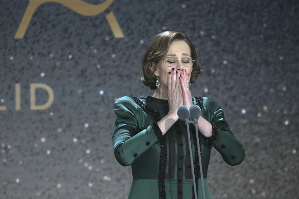 La actriz estadounidense Sigourney Weaver reacciona al recibir el Premio Internacional Goya durante la ceremonia de la 38 Entrega de los Premios Goya en Valladolid, España, el sábado 10 de febrero de 2024. (José Oliva/Europa Press vía AP)