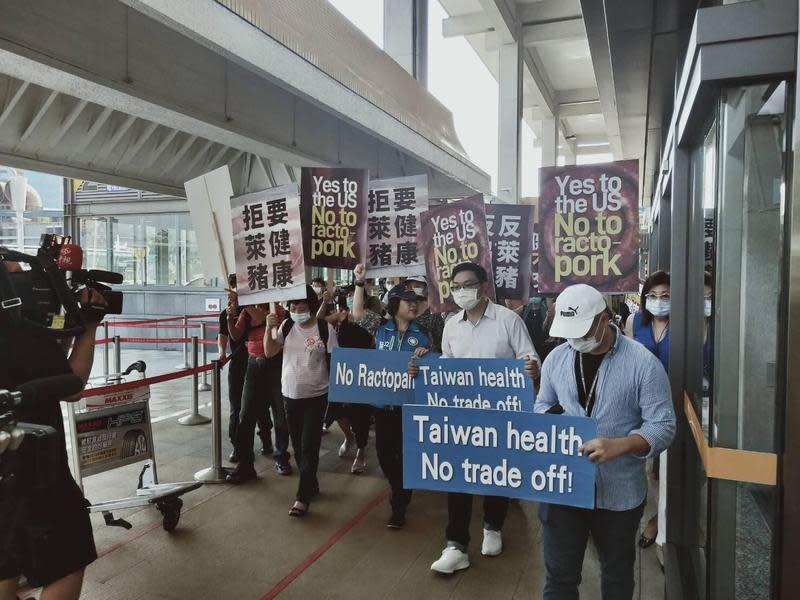 國民黨到機場「接機抗議」，高舉反萊豬標語。（翻攝自中國國民黨KMT推特）