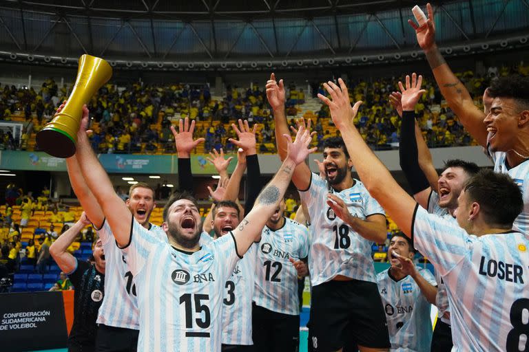 Luciano De Cecco con la Copa: Argentina venció a Brasil y se coronó campeón sudamericano de voleibol