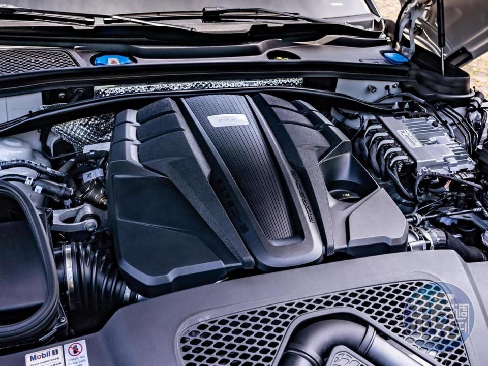 搭載全面優化調校的全新2.9 升V6雙渦輪增壓引擎，可提供440hp最大馬力與56.1kgm最大扭力，在Sport Chrono運動化套件輔助下0至100 km/h可於4.3秒內完成。