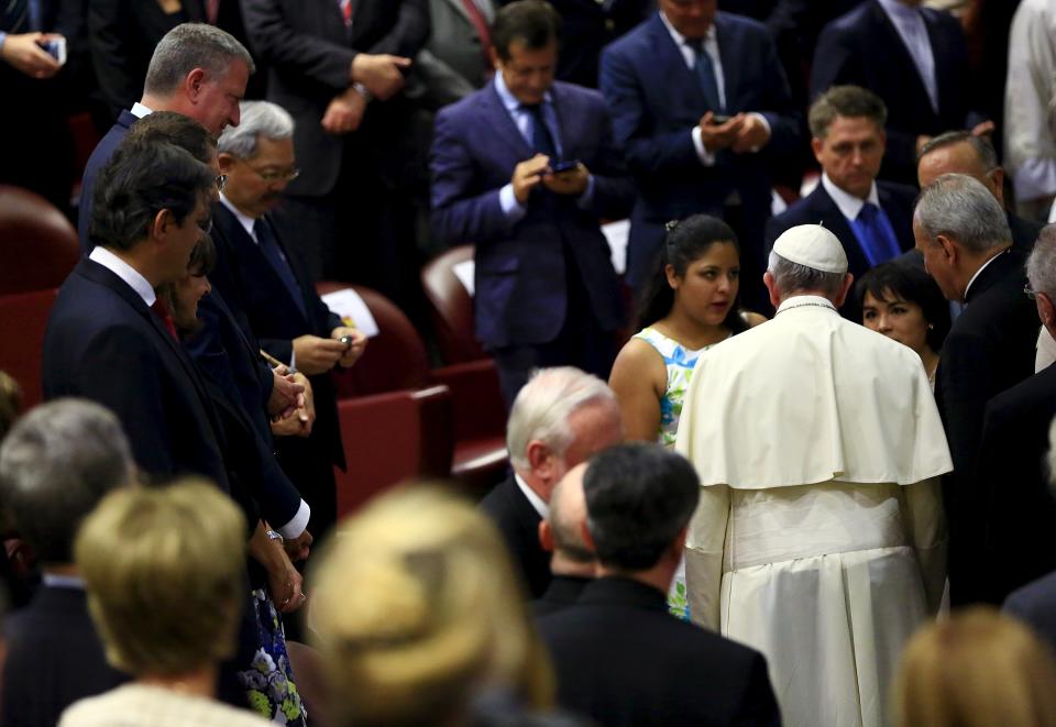 El papa Francisco conversa con víctimas del trabajo forzado: Anna Laura Perez Jaimes y Karla Jacinto, junto al alcalde de Nueva York, Bill de Blasio, en el Vaticano, el 21 de julio de 2015. Foto: REUTERS/Tony Gentile