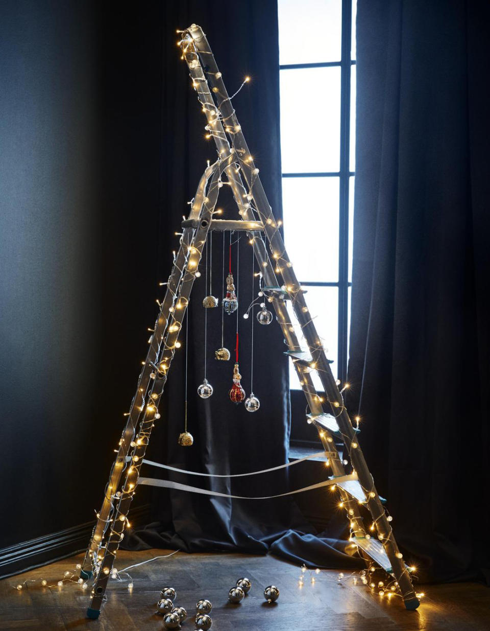 Arbre de Noël en forme d'échelle avec guirlande lumineuse