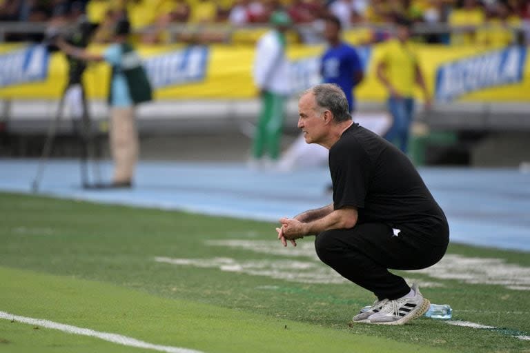 Marcelo Bielsa, en una pose habitual mientras sigue las acciones del empate de Uruguay ante Colombia en Barranquilla