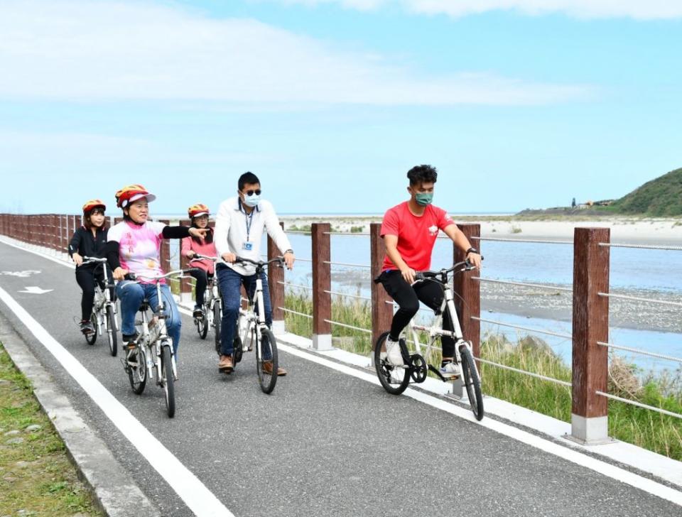 吉安鄉光華河岸自行車步道，毗鄰花蓮溪口屬國家級重要生態濕地，沿線風景十分優美。(記者林有清攝)