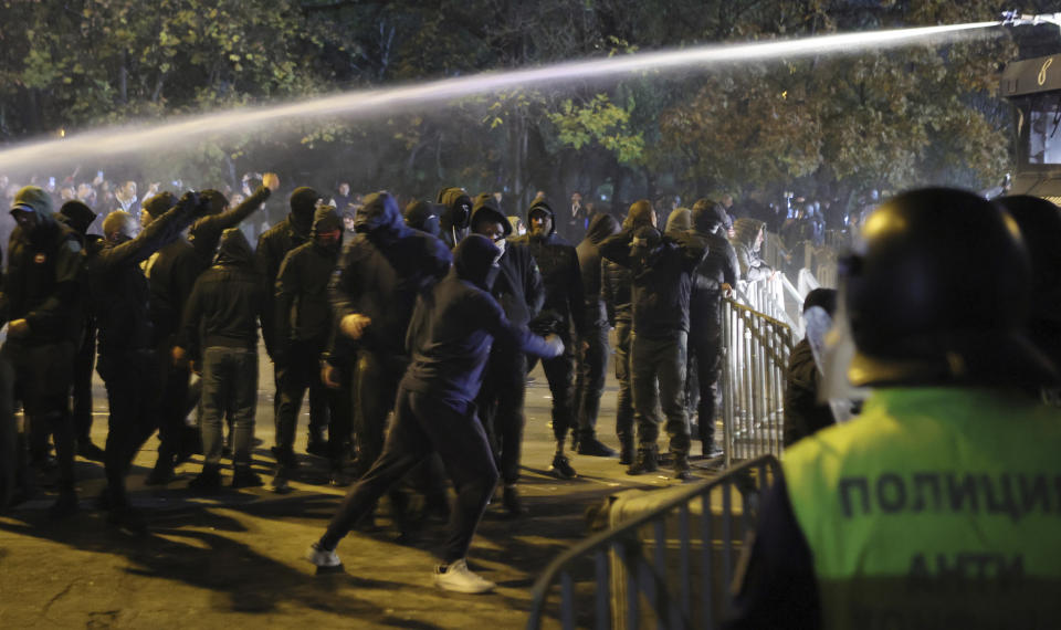 Aficionados búlgaros se enfrentan con la policía afuera del estadio en el que se llevó a cabo el encuentro de la eliminatoria a la Euro ante Hungría en Sofía, Bulgaria el jueves 16 de noviembre del 2023. (AP Foto/Valentina Petrova)