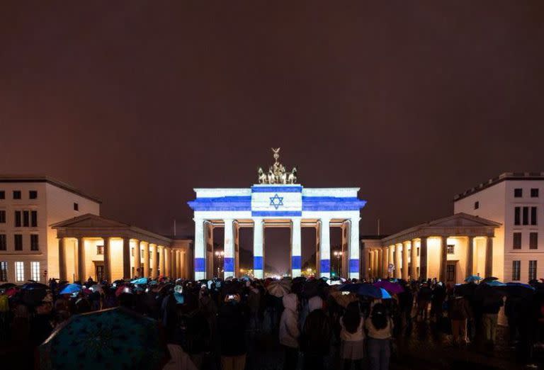 En Alemania, la Puerta de Brandeburgo se iluminó con los colores de la bandera de Israel