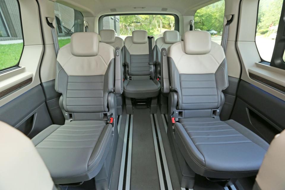 新一代Multivan全車系皆採2-2-3全獨立座椅設定，二、三排座椅皆可自由調整與拆卸。