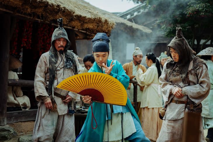 Ryu Jun-yeol (tengah) sebagai Mureuk dalam film "Alienoid" (2022) karya sutradara Choi Dong-hoon. (ANTARA/HO)