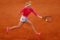 Foto del lunes de la checa Petra Kvitova durante su victoria ante la china Zhang Shuai por los octavos de final del Abierto de Francia