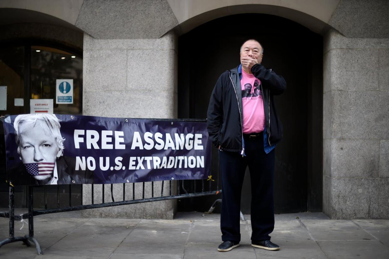 Ai Weiwei demande la libération de Julian Assange sous forme de manifestation silencieuse.
 - DANIEL LEAL-OLIVAS - AFP