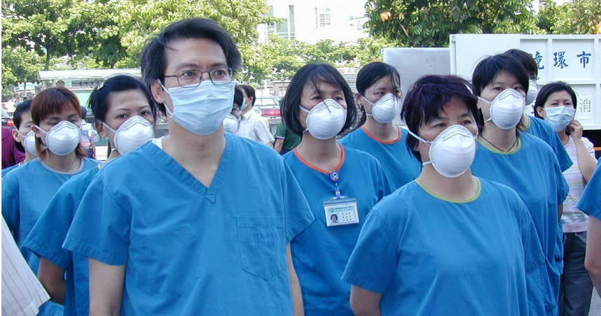 2003年SARS肆虐台灣，王任賢（左一）當時是中國醫藥學院附設醫院感染科主任，與醫療團隊進行封院演習並就位待命。（圖／報系資料照）