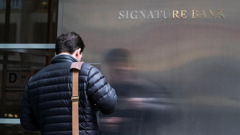 En arbeider ankommer Signature Bank-hovedkvarteret i New York City, USA, 12. mars 2023. REUTERS/Eduardo Munoz