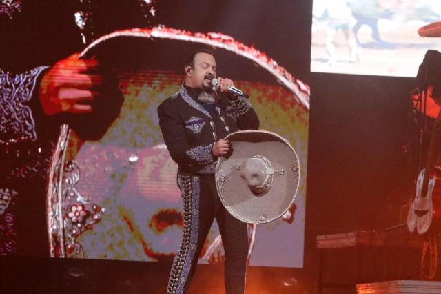 Pepe Aguilar did not disappoint on stage. He asks for support to the new  generations