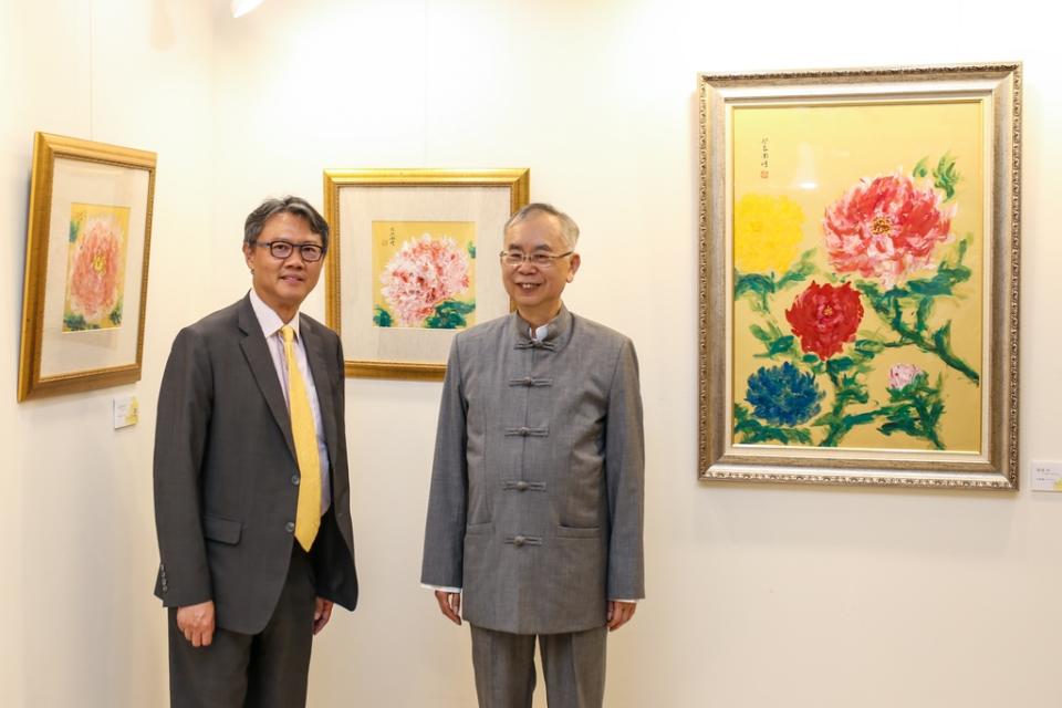 《圖說》台中福華大飯店集團董事長廖國宏(左)與禪畫大師洪啟嵩。