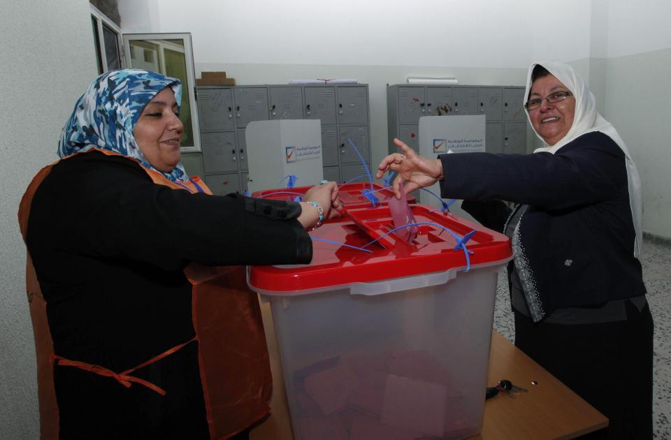 A woman casts her ballot during a vote to elect a constitution-drafting panel in Tripoli February 20, 2014. Libyans head to the polls on Thursday to elect a body to draft a new constitution, marking a step in the country's transition after the overthrow of dictator Muammar Gaddafi in 2011. REUTERS/Ismail Zitouny (LIBYA - Tags: POLITICS ELECTIONS)